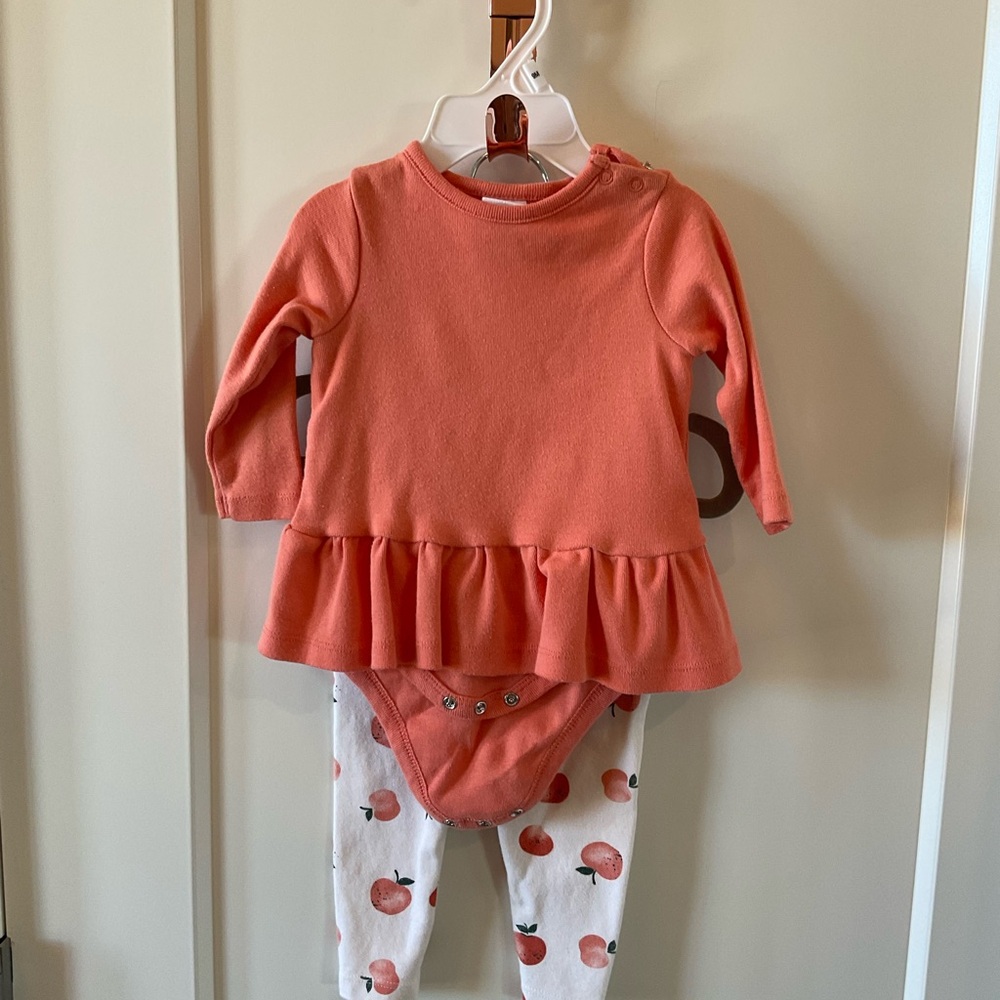 Starting Out- Peach Long-Sleeve top with White peach print Leggings